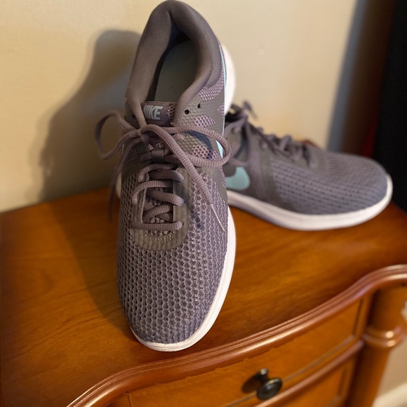 nike lightweight tennis shoes